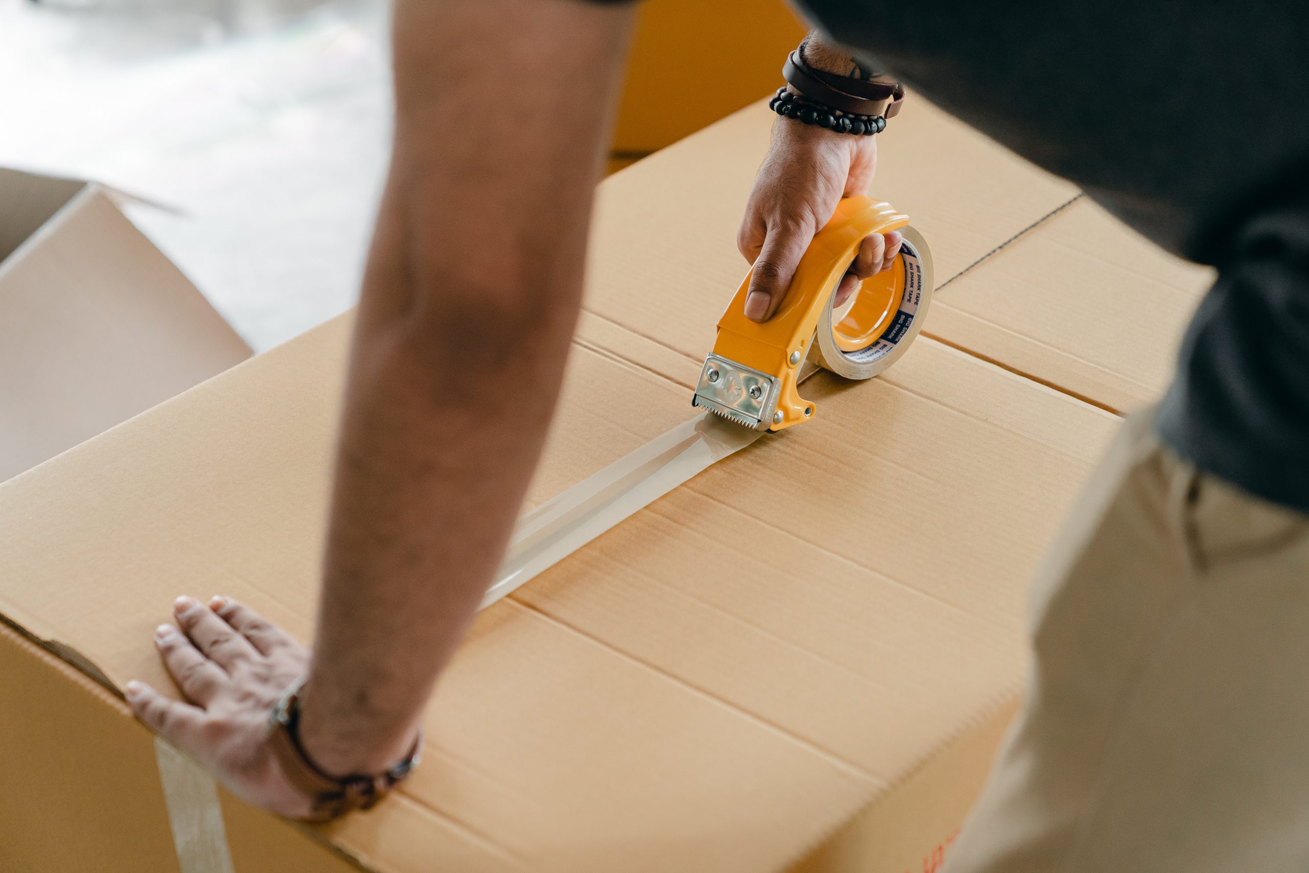 Pakowanie paczki dla kuriera zamówionego online