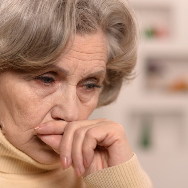 Kobieta zadłużona bojąca się o zajecie komornicze emerytury