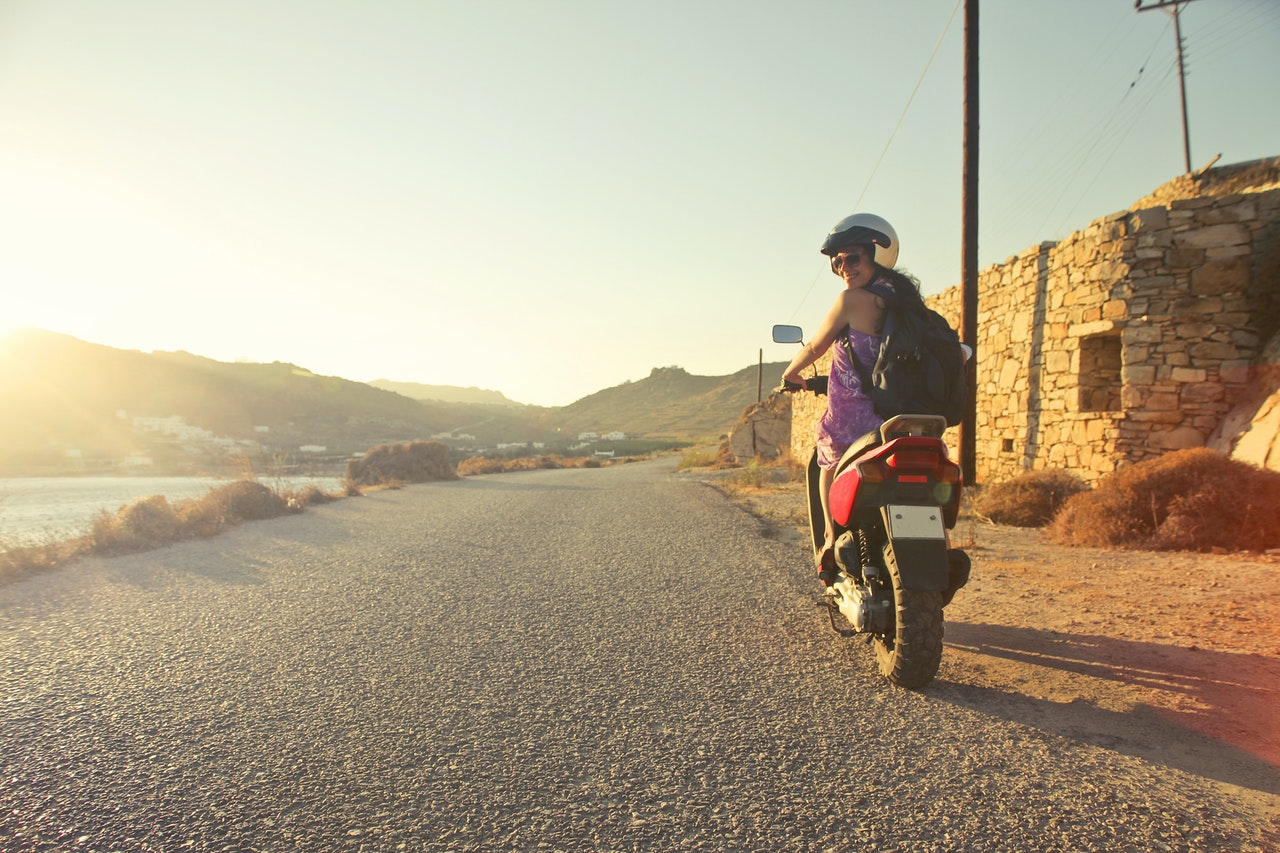 Kobieta jedzie na małym motocyklu