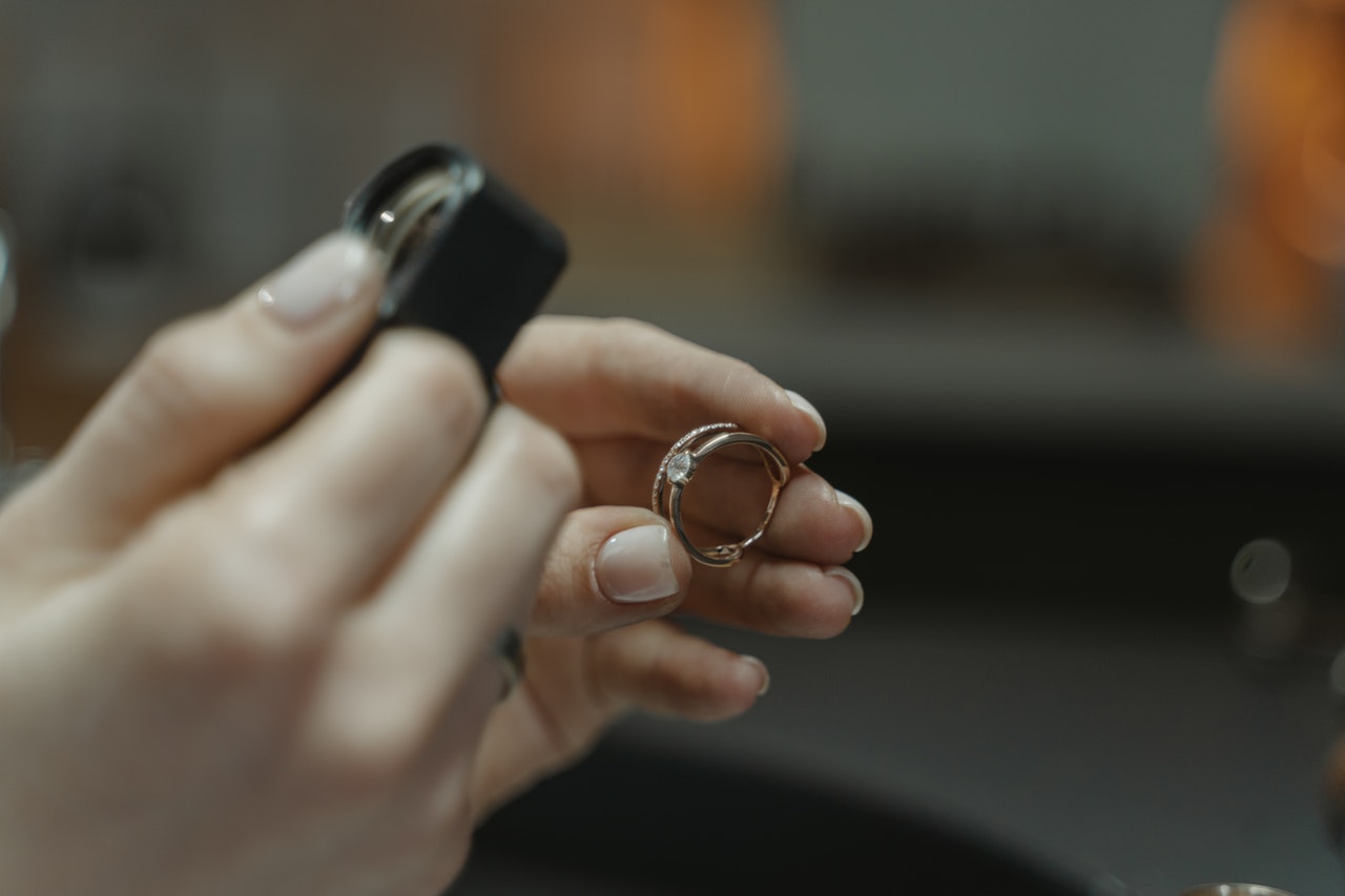 Kobieta ogląda zastawiony pierścionek