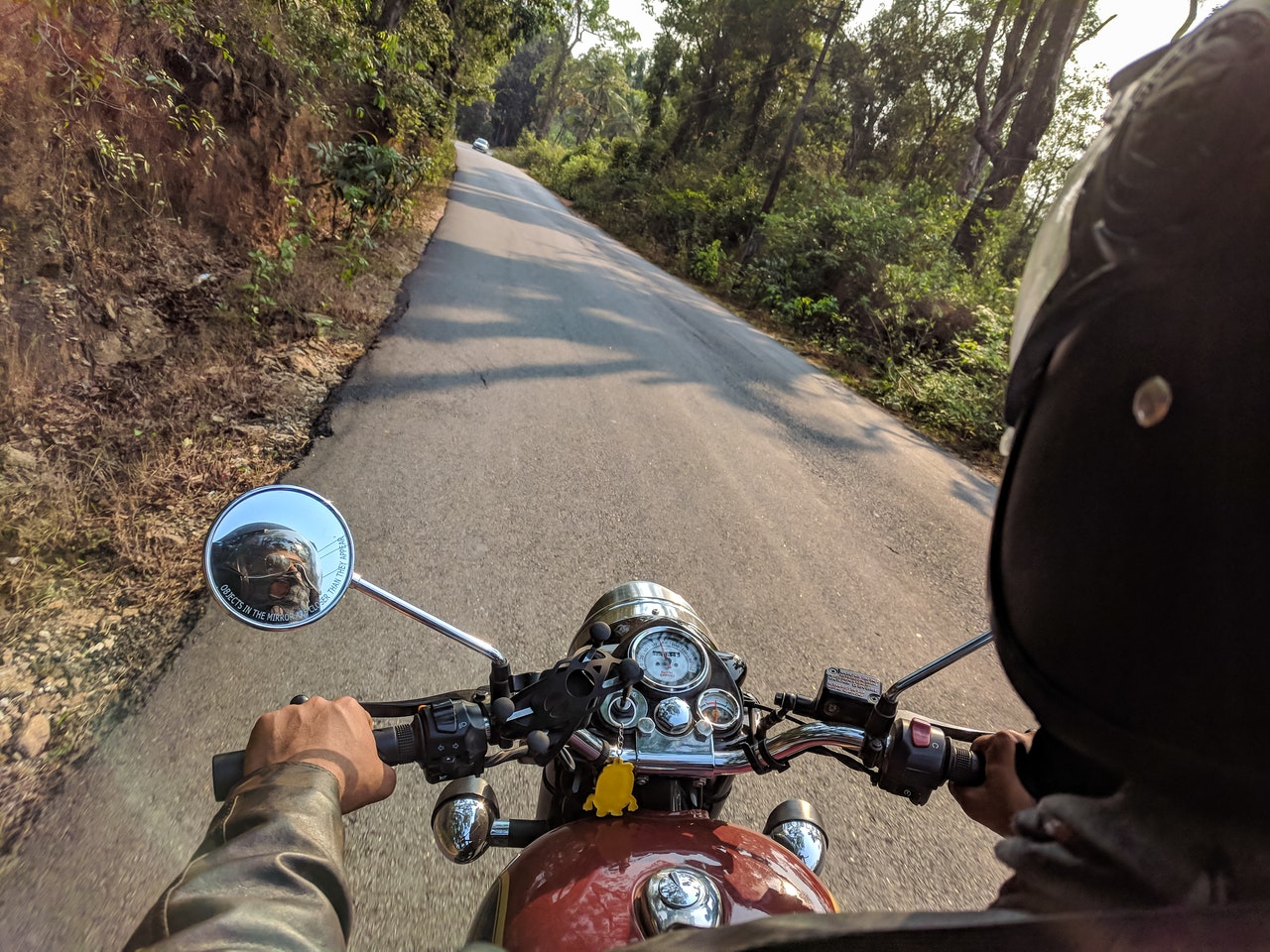 Mężczyzna jedzie na motocyklu