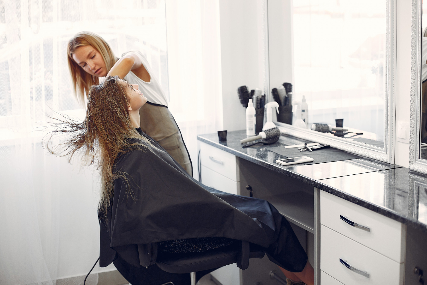 Kobieta korzystajaca z usług fryzjera, która chce zareklamować usługę