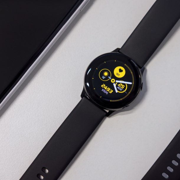 Czarny smartwatch na stole