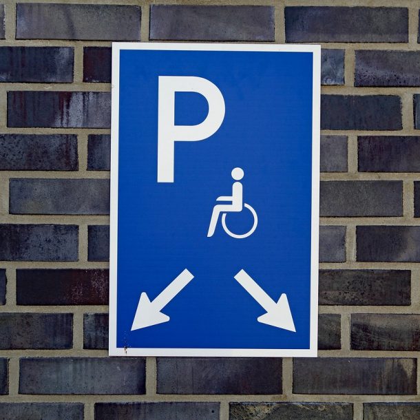 Parking z miejscami dla osób niepełnosprawnych