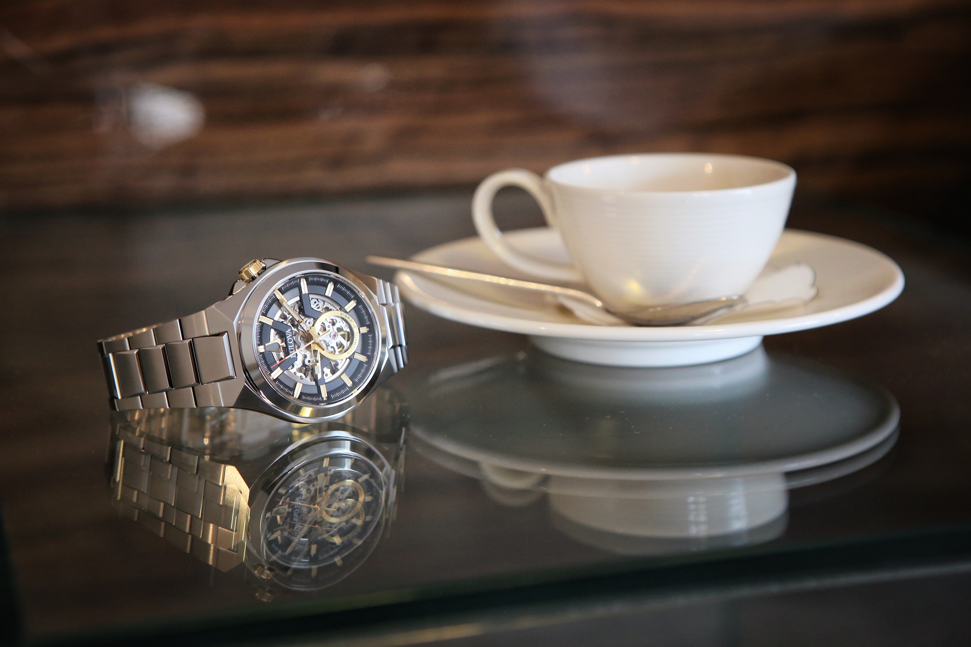 Srebrny zegarek na stole