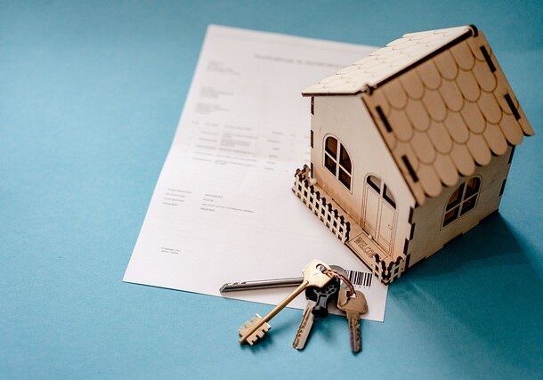 Osoby biorą kredyt hipoteczny na kupno domu