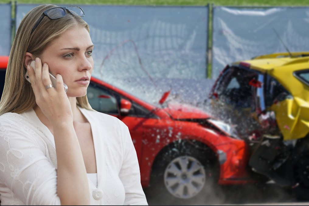 Kobieta po wypadku samochodowym dzwoni do ubezpiczyciela