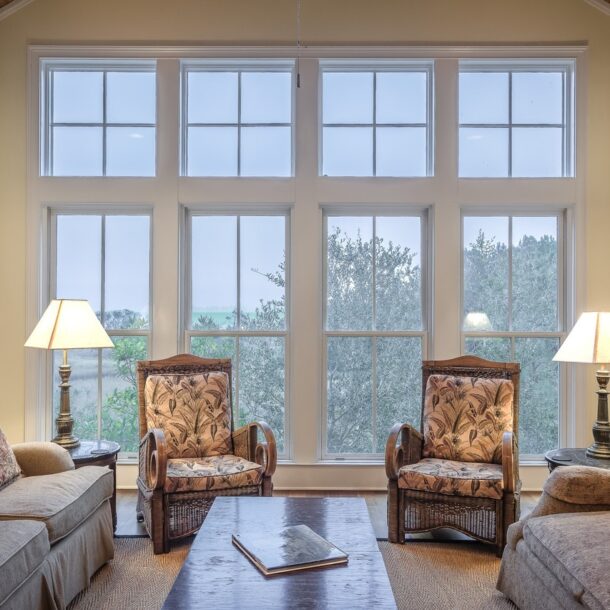 Zamontowane duże trzyszybowe okna w salonie