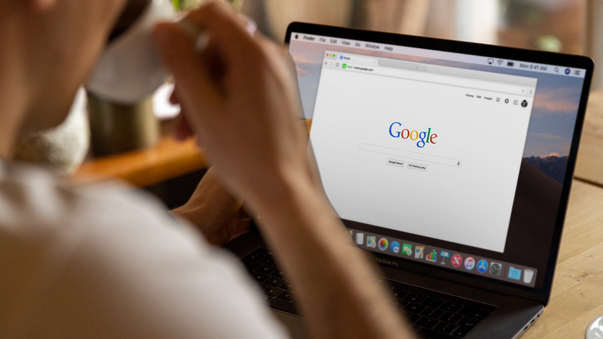 Kobieta przed laptopem szuka opinii google