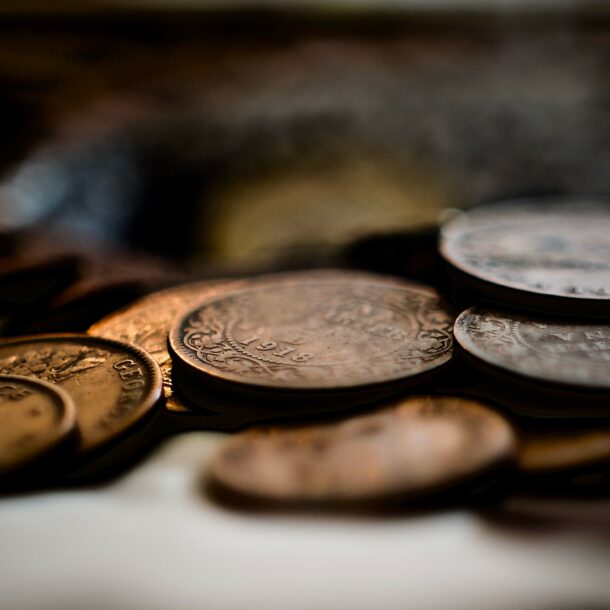 Stare monety do sprzedania leżą na stole