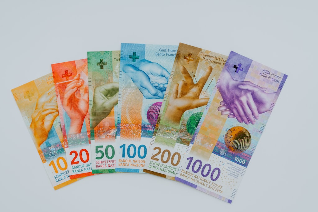 Pieniądze z kredytu we frankach leżą na stole