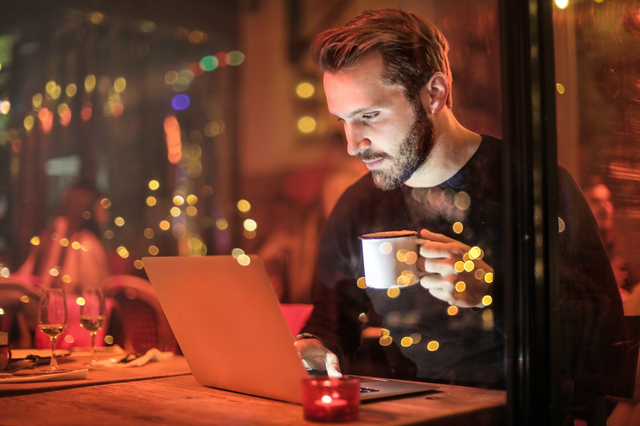Mężczyzna przed laptopem szuka pracyw internecie