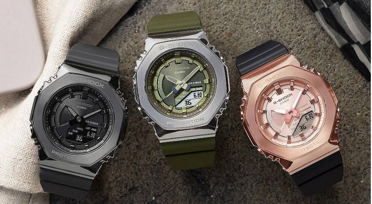 Trzy zegarki japońskiej marki leżą obok siebie na stole