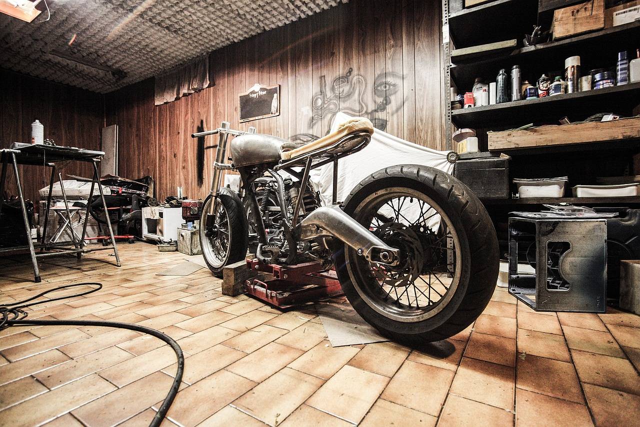 Naprawiany silnik motocykla który stoi w garażu
