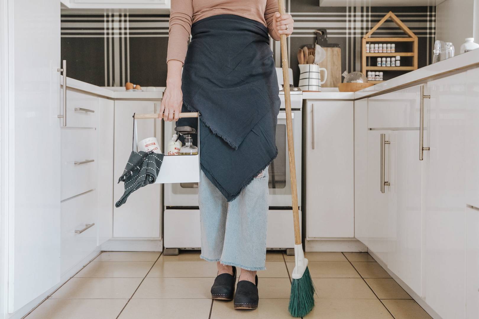 Kobieta efektywnie sprząta w mieszkaniu