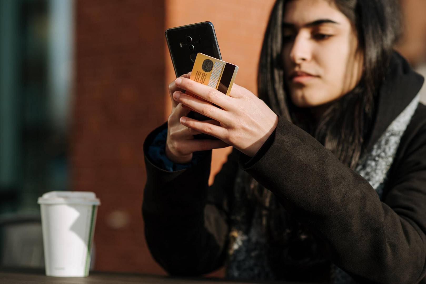 Kobieta trzyma w dłoni kartę kredytową