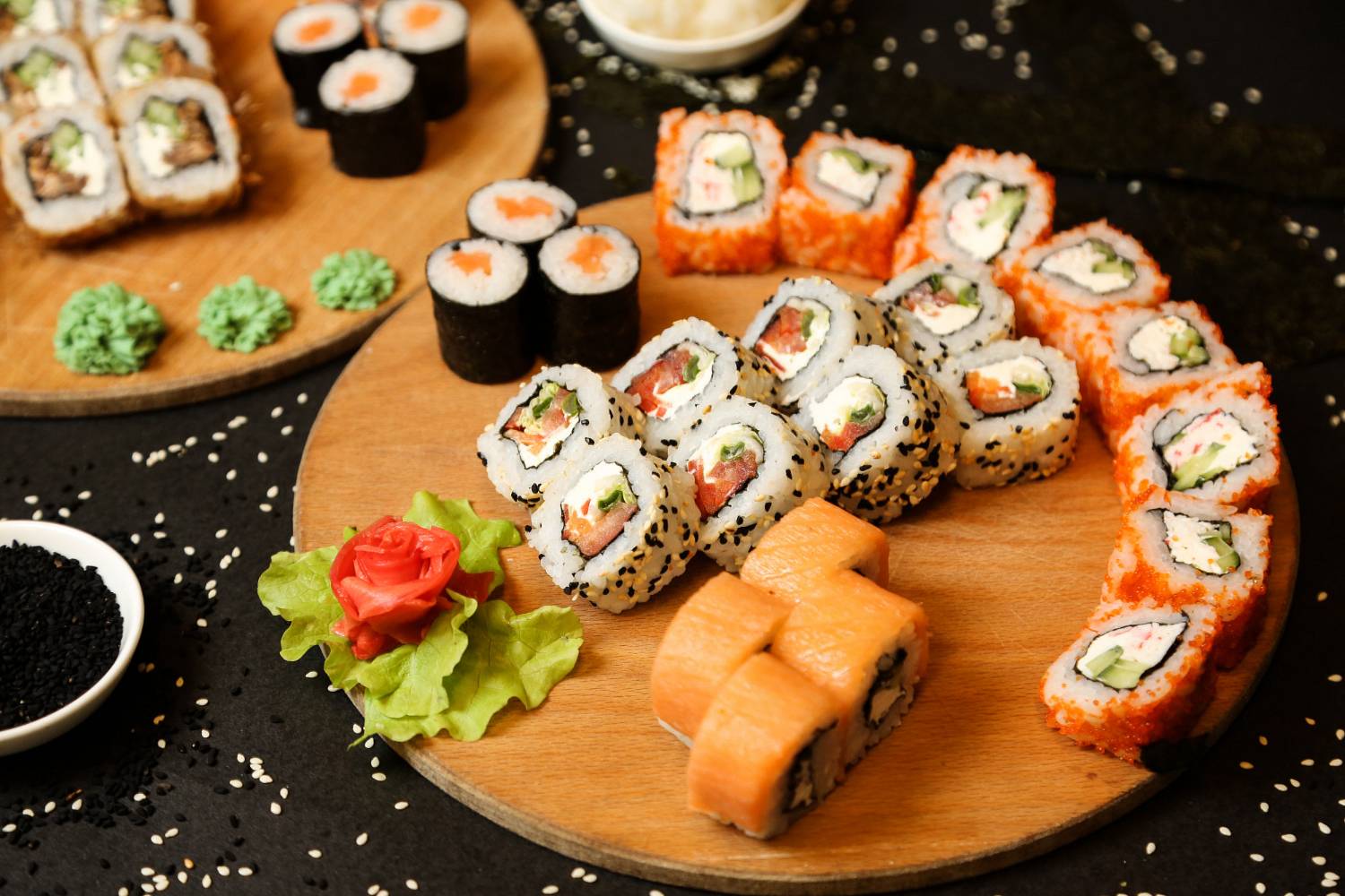 Popularne rodzaje sushi leżą na stole