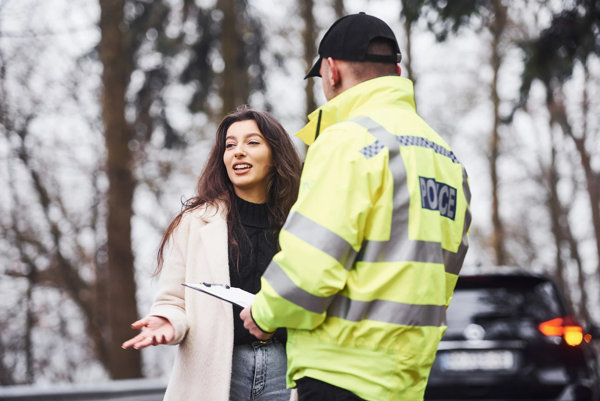 Policjant przesłuchuje młodą kobietę